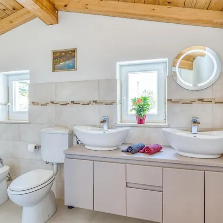 Gorgeous In With Private Swimming Pool, Be Inside Or Outside *