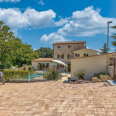 Gorgeous In With Private Swimming Pool, Be Inside Or Outside Kanfanar