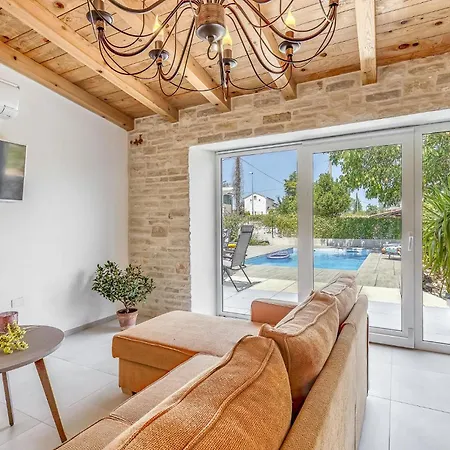 Gorgeous In With Private Swimming Pool, Be Inside Or Outside Holiday home *
